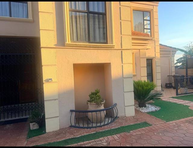 4 BEDROOM TOWNHOUSE FOR SALE IN ERASMIA